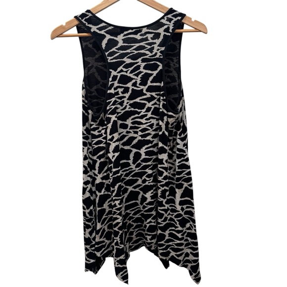 Red coral extra large, sleeveless, asymmetrical, hem, abstract, print tank top - Picture 2 of 6